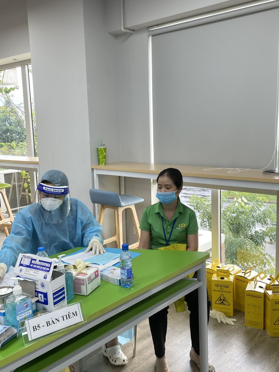 Cán bộ y tế đang thực hiện tiêm chủng vaccine cho một công nhân